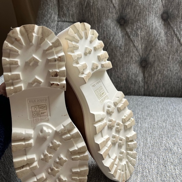 Dolce Vita  suede lug sole shoe.  Size 8 - Picture 9 of 11